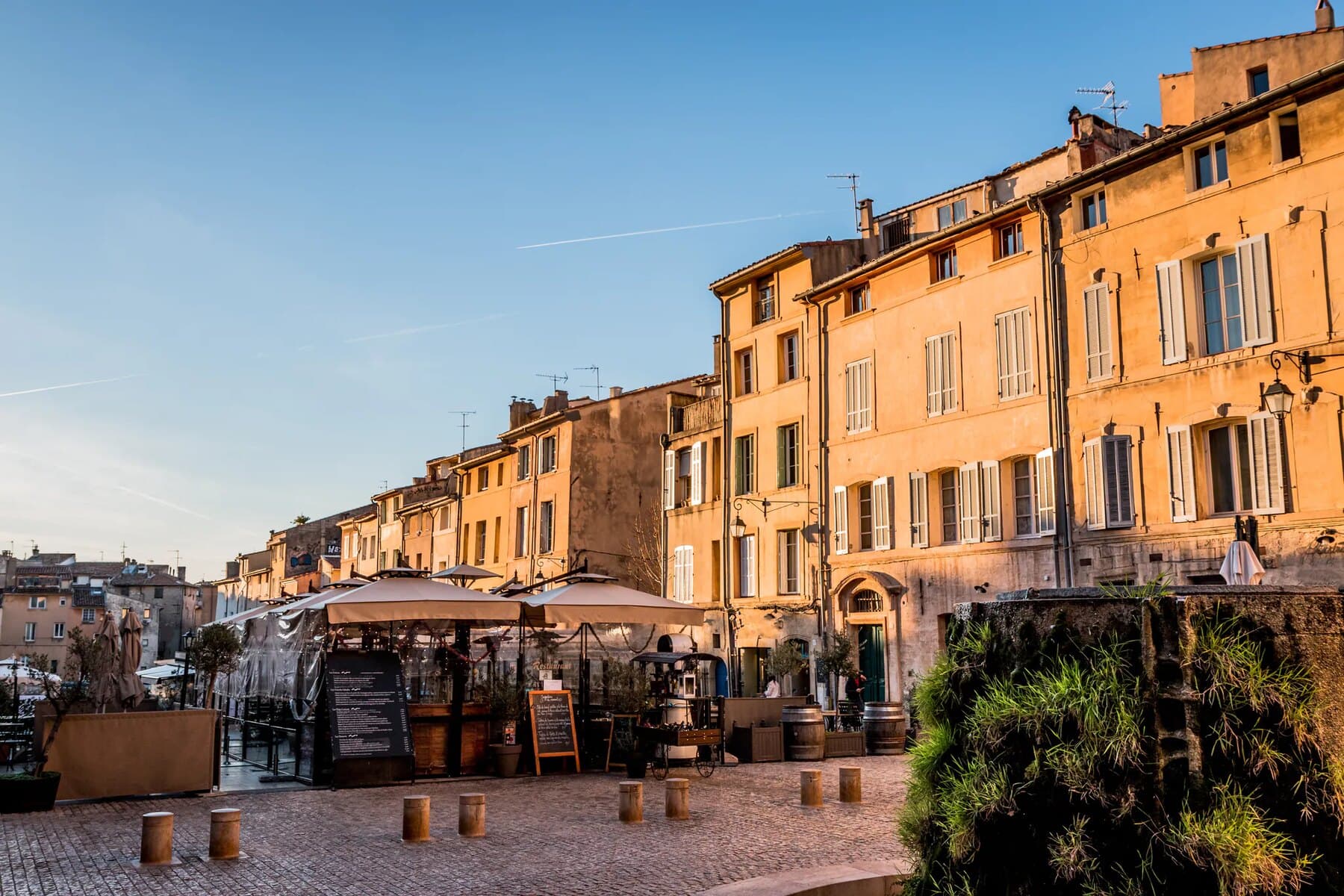Place des Cardeurs, Aix-en-Provence — terrasses et café